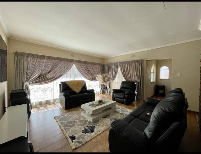 3 BEDROOM HOUSE FOR SALE IN THREE RIVERS EAST